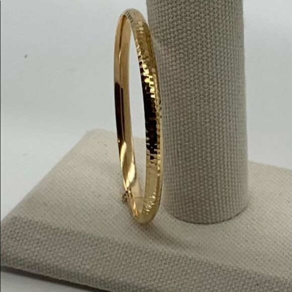 New 14k Gold Hammered and Hinged Bangle. 4.75 mm wide bangle. - Picture 9 of 11